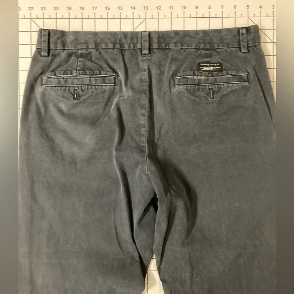Banana Republic Men’s Size‎ 35/30 Charcoal Gray Aiden Chino Pants